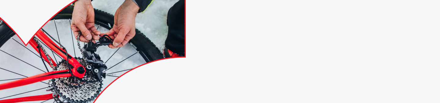 Fahrradkette an einem roten Mountainbike montieren